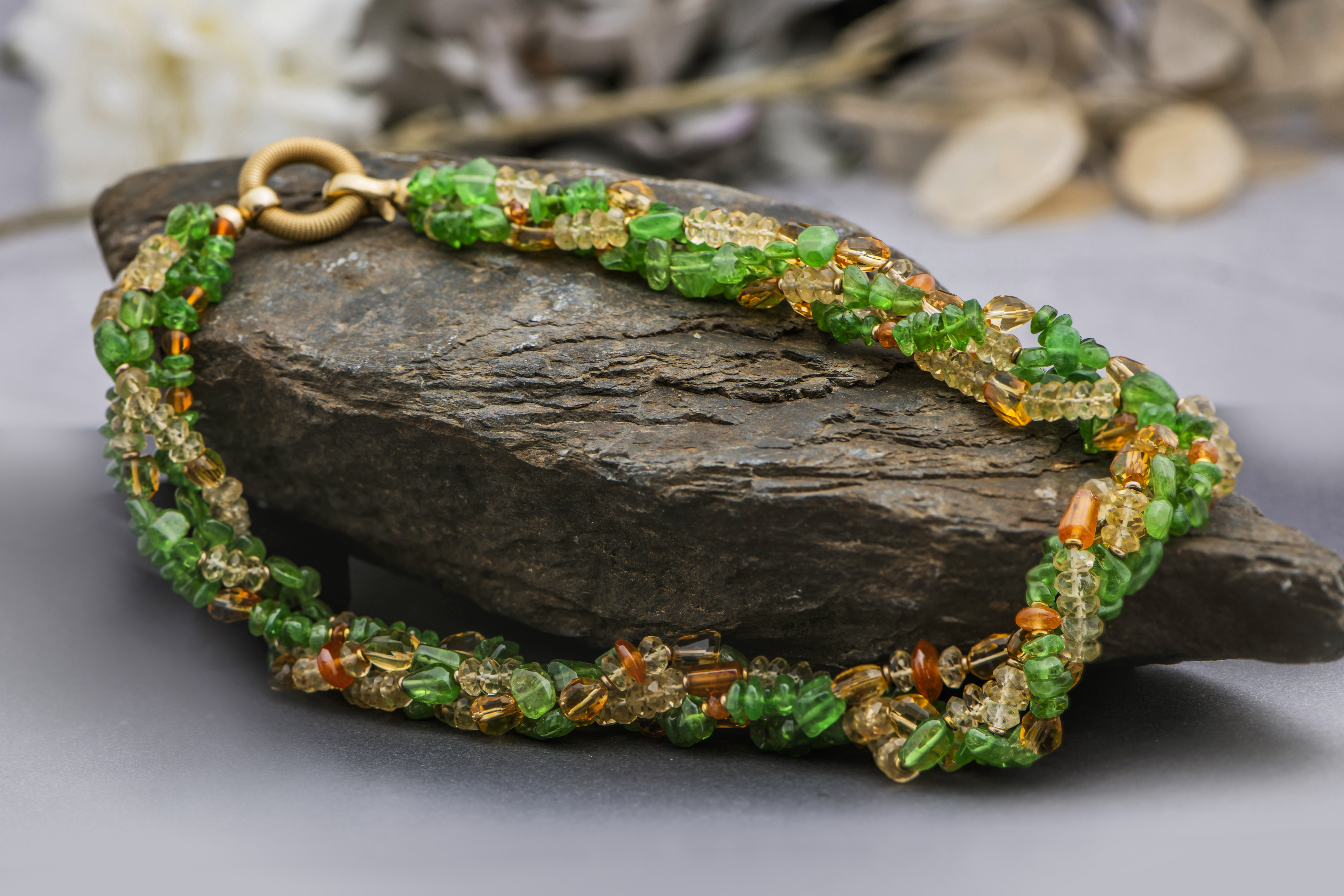 Kette mit leuchtend grünem Granat